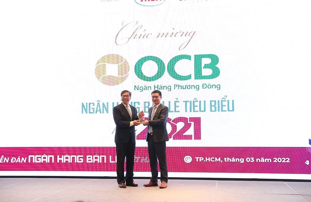 Ông Nguyễn Văn Hương – Giám đốc Khối Bán lẻ OCB đại diện Ngân hàng nhận giải thưởng từ BTC